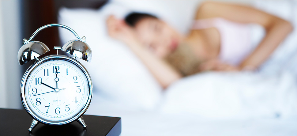 잠자고 있는 사람과 시계 이미지